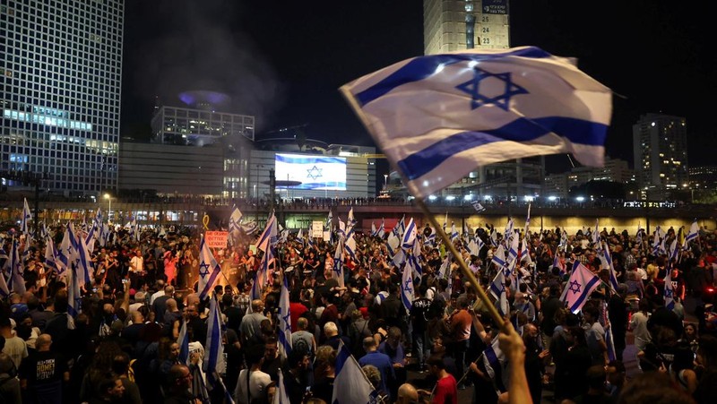 Warga Israel berdemonstrasi setelah Perdana Menteri Israel Benjamin Netanyahu memecat menteri pertahanannya, Yoav Gallant, dengan alasan kurangnya kepercayaan, di Tel Aviv, Israel, 5 November 2024. (REUTERS/Thomas Peter)