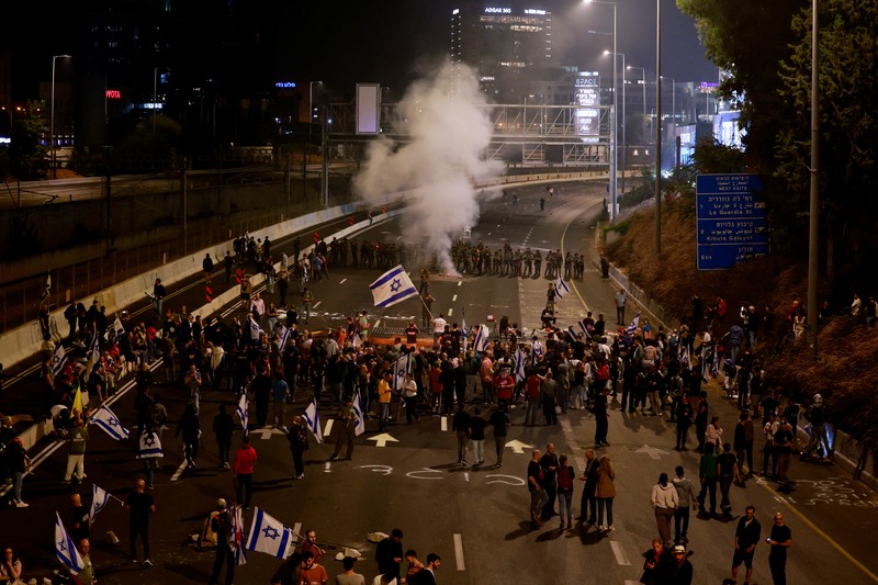 Warga Israel berdemonstrasi setelah Perdana Menteri Israel Benjamin Netanyahu memecat menteri pertahanannya, Yoav Gallant, dengan alasan kurangnya kepercayaan, di Tel Aviv, Israel, 5 November 2024. (REUTERS/Thomas Peter)
