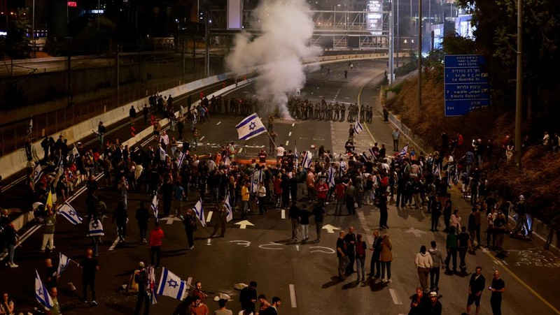 Warga Israel berdemonstrasi setelah Perdana Menteri Israel Benjamin Netanyahu memecat menteri pertahanannya, Yoav Gallant, dengan alasan kurangnya kepercayaan, di Tel Aviv, Israel, 5 November 2024. (REUTERS/Thomas Peter)