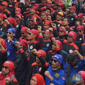 Ratusan Buruh Geruduk Kemnaker, Nyalakan Bom Asap & Kompak Teriak Ini
