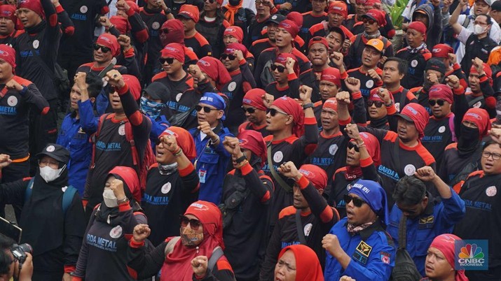 Aksi demonstrasi ratusan buruh di kawasan gedung kementerian tenaga kerja (Kemnaker), Jakarta, Kamis, (7/11/2024). (CNBC Indonesia/Muhammad Sabki)