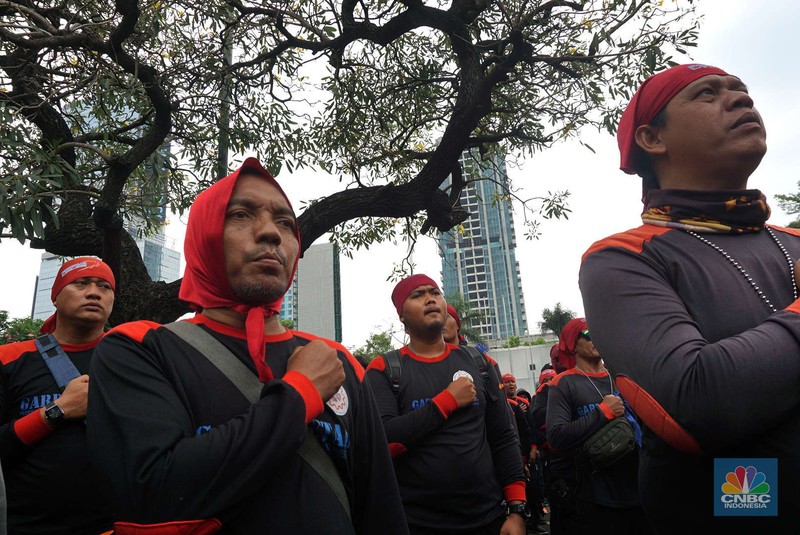 Aksi demonstrasi ratusan buruh di kawasan gedung kementerian tenaga kerja (Kemnaker), Jakarta, Kamis, (7/11/2024). (CNBC Indonesia/Muhammad Sabki) Aksi demonstrasi ratusan buruh di kawasan gedung kementerian tenaga kerja (Kemnaker), Jakarta, Kamis, (7/11/2024). (CNBC Indonesia/Muhammad Sabki)