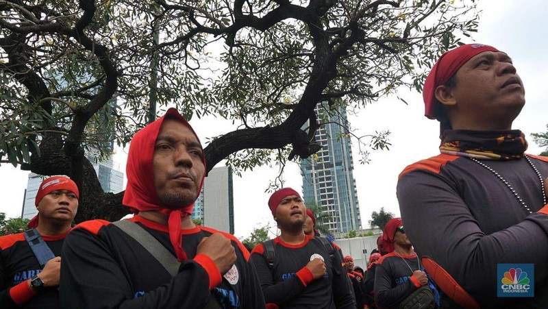 Aksi demonstrasi ratusan buruh di kawasan gedung kementerian tenaga kerja (Kemnaker), Jakarta, Kamis, (7/11/2024). (CNBC Indonesia/Muhammad Sabki)