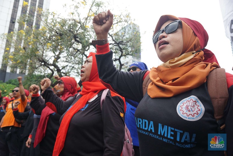 Aksi demonstrasi ratusan buruh di kawasan gedung kementerian tenaga kerja (Kemnaker), Jakarta, Kamis, (7/11/2024). (CNBC Indonesia/Muhammad Sabki)