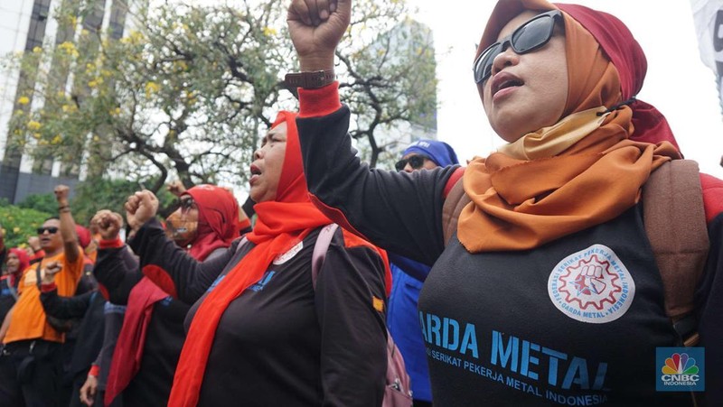 Aksi demonstrasi ratusan buruh di kawasan gedung kementerian tenaga kerja (Kemnaker), Jakarta, Kamis, (7/11/2024). (CNBC Indonesia/Muhammad Sabki)