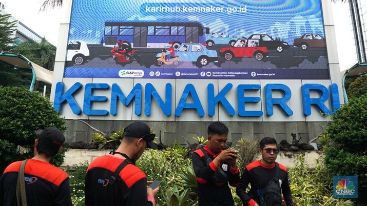 Aksi demonstrasi ratusan buruh di kawasan gedung kementerian tenaga kerja (Kemnaker), Jakarta, Kamis, (7/11/2024). (CNBC Indonesia/Muhammad Sabki)