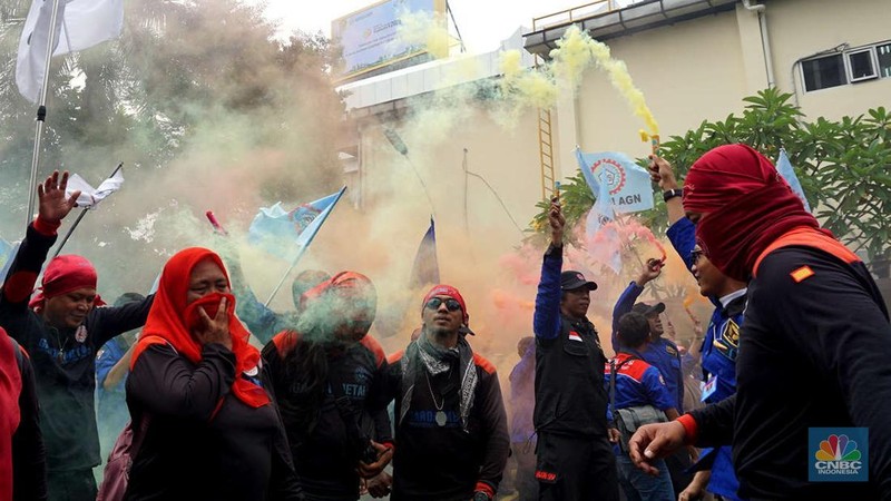 Aksi demonstrasi ratusan buruh di kawasan gedung kementerian tenaga kerja (Kemnaker), Jakarta, Kamis, (7/11/2024). (CNBC Indonesia/Muhammad Sabki)