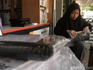 Kisah Pedagang Buku Palasari yang Bertahan di Tengah Sepi Pembeli
