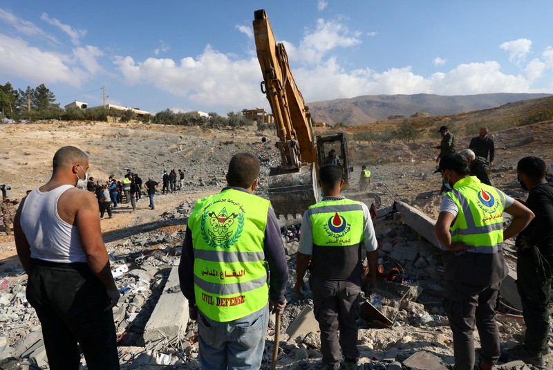 Bendera Hizbullah berkibar di lokasi yang rusak akibat serangan Israel di kota Al-Ain di wilayah Baalbek, di tengah permusuhan yang sedang berlangsung antara Hizbullah dan pasukan Israel, di Lebanon, 6 November 2024. Bendera Hizbullah berkibar di lokasi yang rusak akibat serangan Israel di kota Al-Ain di wilayah Baalbek, di tengah permusuhan yang sedang berlangsung antara Hizbullah dan pasukan Israel, di Lebanon, 6 November 2024. (REUTERS/Mohammed Yassin)