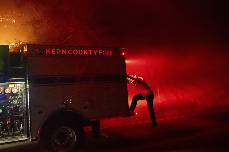 Pemandangan menunjukkan properti yang rusak terbakar, sementara asap mengepul dari Kebakaran Gunung di Camarillo, California, AS, 6 November 2024. Pemandangan menunjukkan properti yang rusak terbakar, sementara asap mengepul dari Kebakaran Gunung di Camarillo, California, AS, 6 November 2024. (REUTERS/David Swanson)