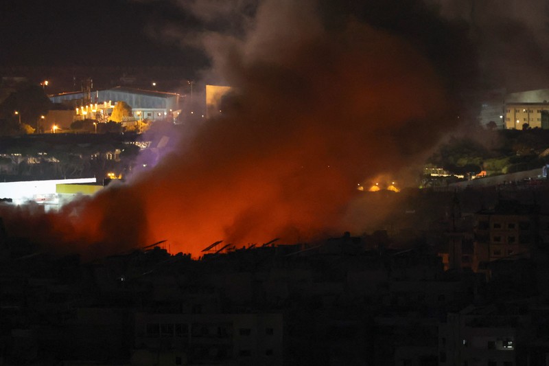 Asap dan api mengepul di pinggiran selatan Beirut, setelah serangan Israel yang terlihat dari Baabda, Lebanon 7 November 2024. (REUTERS/Mohamed Azakir)