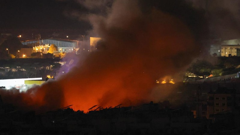 Asap dan api mengepul di pinggiran selatan Beirut, setelah serangan Israel yang terlihat dari Baabda, Lebanon 7 November 2024. (REUTERS/Mohamed Azakir)