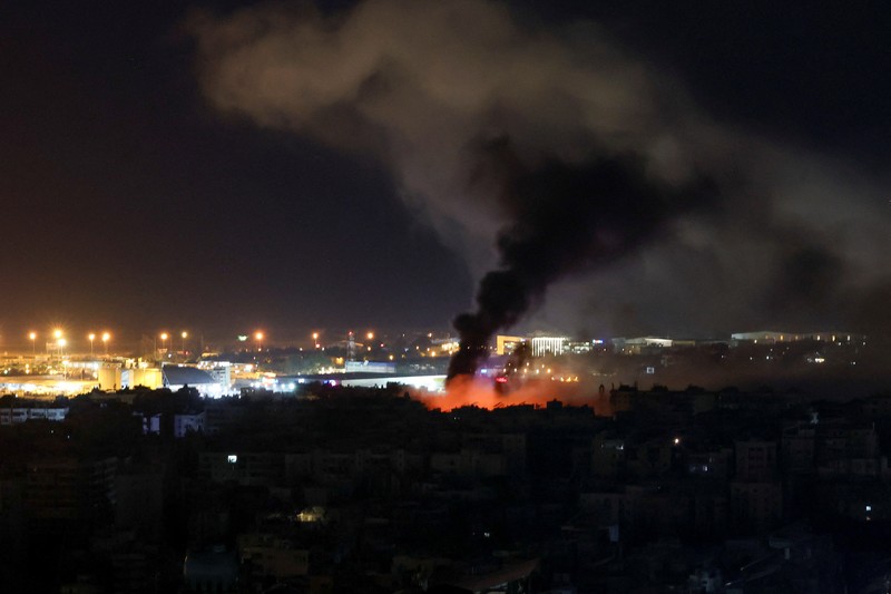 Asap dan api mengepul di pinggiran selatan Beirut, setelah serangan Israel yang terlihat dari Baabda, Lebanon 7 November 2024. (REUTERS/Mohamed Azakir)