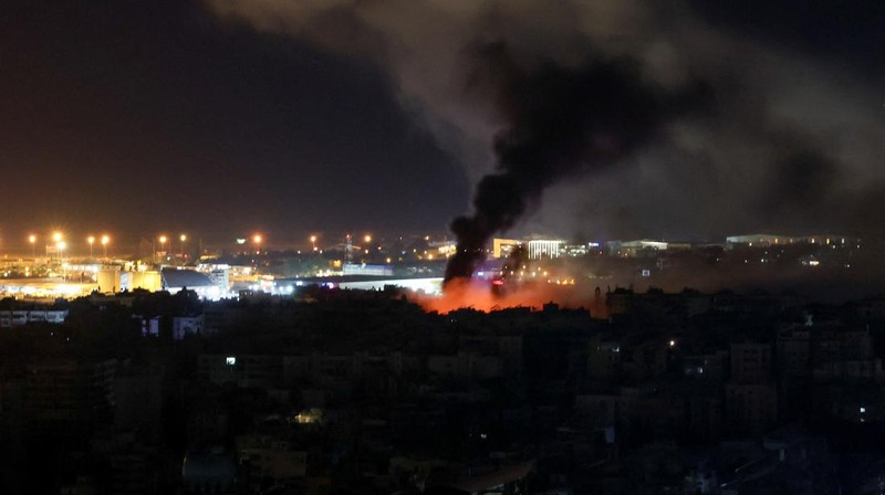 Asap dan api mengepul di pinggiran selatan Beirut, setelah serangan Israel yang terlihat dari Baabda, Lebanon 7 November 2024. (REUTERS/Mohamed Azakir)