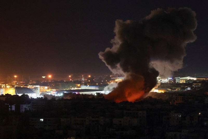 Asap dan api mengepul di pinggiran selatan Beirut, setelah serangan Israel yang terlihat dari Baabda, Lebanon 7 November 2024. (REUTERS/Mohamed Azakir)