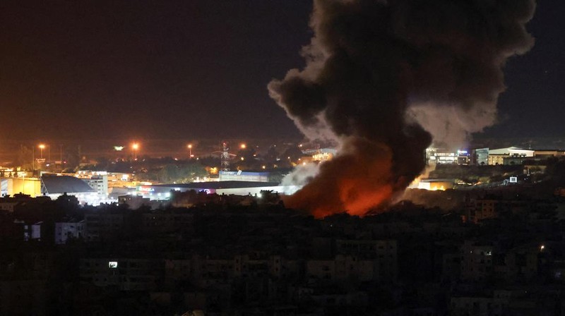 Asap dan api mengepul di pinggiran selatan Beirut, setelah serangan Israel yang terlihat dari Baabda, Lebanon 7 November 2024. (REUTERS/Mohamed Azakir)