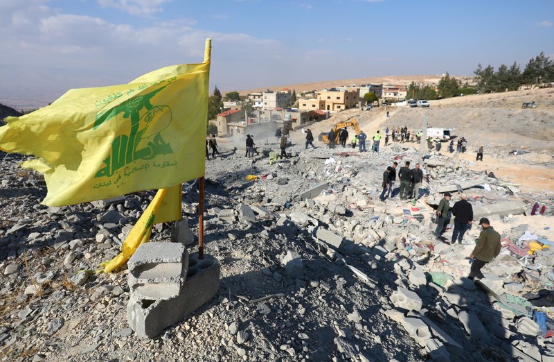 Bendera Hizbullah berkibar di lokasi yang rusak akibat serangan Israel di kota Al-Ain di wilayah Baalbek, di tengah permusuhan yang sedang berlangsung antara Hizbullah dan pasukan Israel, di Lebanon, 6 November 2024. Bendera Hizbullah berkibar di lokasi yang rusak akibat serangan Israel di kota Al-Ain di wilayah Baalbek, di tengah permusuhan yang sedang berlangsung antara Hizbullah dan pasukan Israel, di Lebanon, 6 November 2024. (REUTERS/Mohammed Yassin)