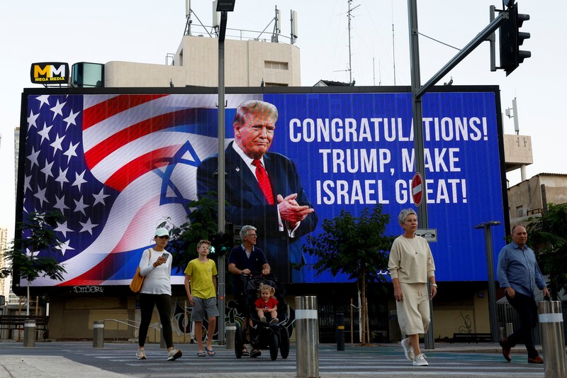 Calon presiden dari Partai Republik dan mantan Presiden AS Donald Trump muncul di papan iklan ucapan selamat atas Pemilihan Presiden AS 2024, di Tel Aviv, Israel, 6 November 2024. (REUTERS/Thomas Peter) Calon presiden dari Partai Republik dan mantan Presiden AS Donald Trump muncul di papan iklan ucapan selamat atas Pemilihan Presiden AS 2024, di Tel Aviv, Israel, 6 November 2024. (REUTERS/Thomas Peter)