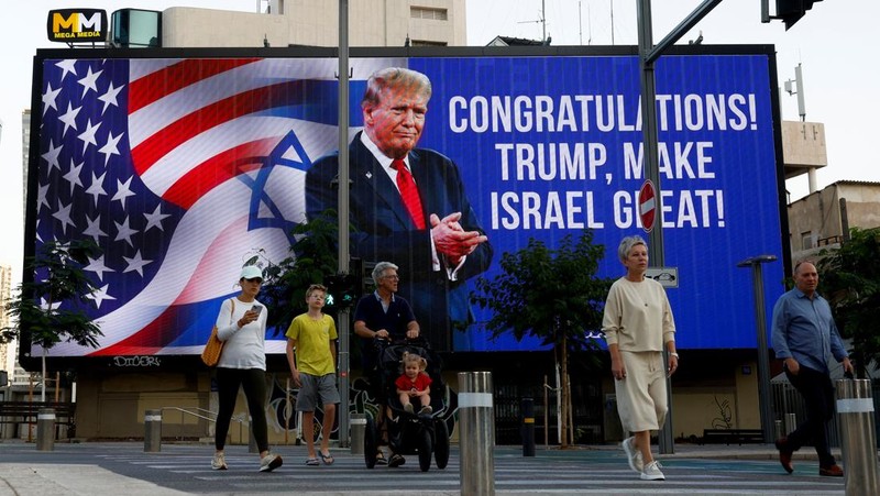 Calon presiden dari Partai Republik dan mantan Presiden AS Donald Trump muncul di papan iklan ucapan selamat atas Pemilihan Presiden AS 2024, di Tel Aviv, Israel, 6 November 2024. (REUTERS/Thomas Peter)