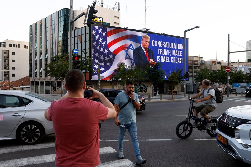 Calon presiden dari Partai Republik dan mantan Presiden AS Donald Trump muncul di papan iklan ucapan selamat atas Pemilihan Presiden AS 2024, di Tel Aviv, Israel, 6 November 2024. (REUTERS/Thomas Peter) Calon presiden dari Partai Republik dan mantan Presiden AS Donald Trump muncul di papan iklan ucapan selamat atas Pemilihan Presiden AS 2024, di Tel Aviv, Israel, 6 November 2024. (REUTERS/Thomas Peter)