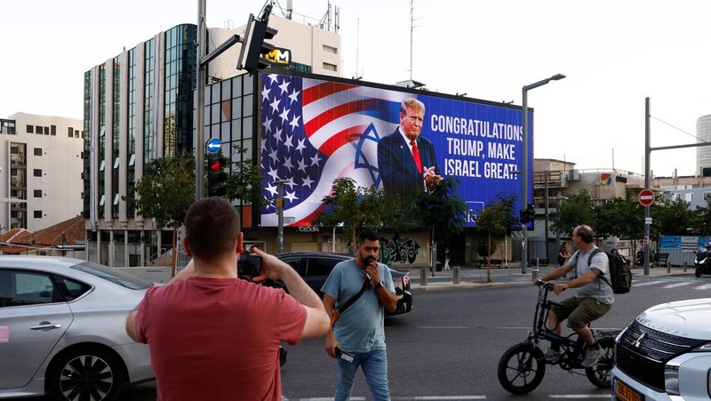 Calon presiden dari Partai Republik dan mantan Presiden AS Donald Trump muncul di papan iklan ucapan selamat atas Pemilihan Presiden AS 2024, di Tel Aviv, Israel, 6 November 2024. (REUTERS/Thomas Peter)