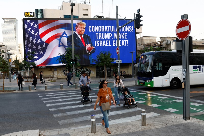 Calon presiden dari Partai Republik dan mantan Presiden AS Donald Trump muncul di papan iklan ucapan selamat atas Pemilihan Presiden AS 2024, di Tel Aviv, Israel, 6 November 2024. (REUTERS/Thomas Peter) Calon presiden dari Partai Republik dan mantan Presiden AS Donald Trump muncul di papan iklan ucapan selamat atas Pemilihan Presiden AS 2024, di Tel Aviv, Israel, 6 November 2024. (REUTERS/Thomas Peter)