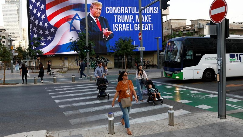 Calon presiden dari Partai Republik dan mantan Presiden AS Donald Trump muncul di papan iklan ucapan selamat atas Pemilihan Presiden AS 2024, di Tel Aviv, Israel, 6 November 2024. (REUTERS/Thomas Peter)