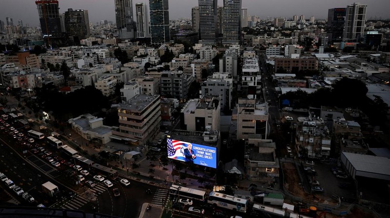 Calon presiden dari Partai Republik dan mantan Presiden AS Donald Trump muncul di papan iklan ucapan selamat atas Pemilihan Presiden AS 2024, di Tel Aviv, Israel, 6 November 2024. (REUTERS/Thomas Peter)