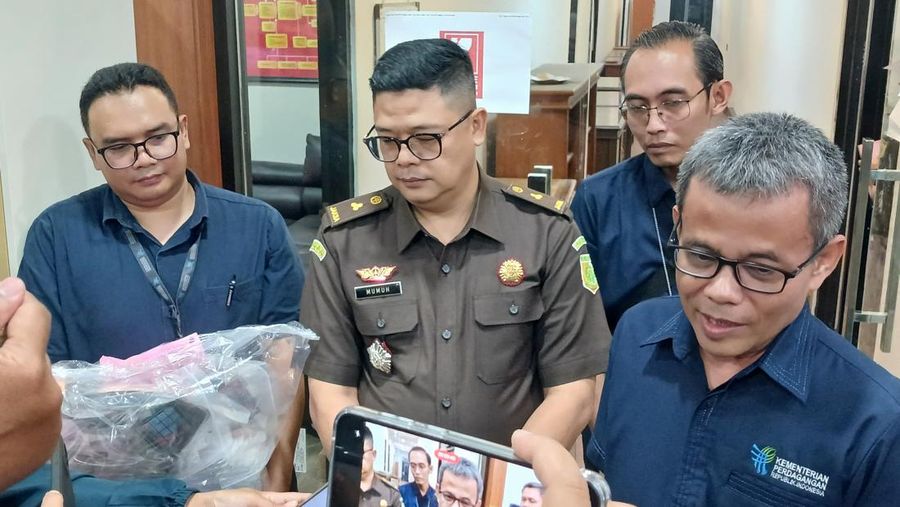 Direktur Jenderal Perlindungan Konsumen dan Tertib Niaga (PKTN) Rusmin Amin memimpin langsung penyerahan tersangka dan barang bukti (tahap II) ke Kejaksaan Tinggi (Kejati) Jawa Barat di Bandung, Jawa Barat kemarin, Rabu (6/11/2024). (Dok. Humas Kemendag)