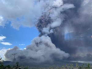 Erupsi Gunung Lewotobi Luar Biasa Hingga Bikin Lubang di Permukiman Warga