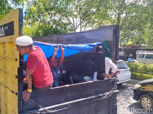 Rohingya dari Aceh Selatan Diangkut ke Kantor Kemenkumham Pakai 5 Truk