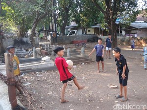 Tawa Riang Bocah-bocah Bermain Sepakbola di Tengah Lahan Kuburan