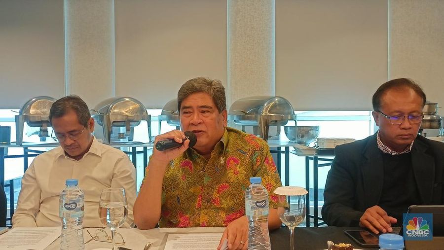 Ketua Komite Ketenagakerjaan Asosiasi Pengusaha Indonesia Subchan Gatot (kiri) dan Bob Azam (tengah) di Jakarta, Kamis (7/11/2024). (²©²ÊÍøÕ¾/Ferry Sandi)