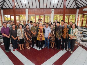Gayengnya Diskusi Khofifah dengan Tokoh Agama GKJW di Balewiyata Malang