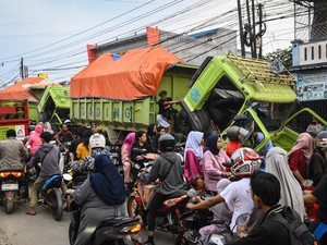 19 Truk Dirusak Warga Buntut Bocah Terlindas di Tangerang