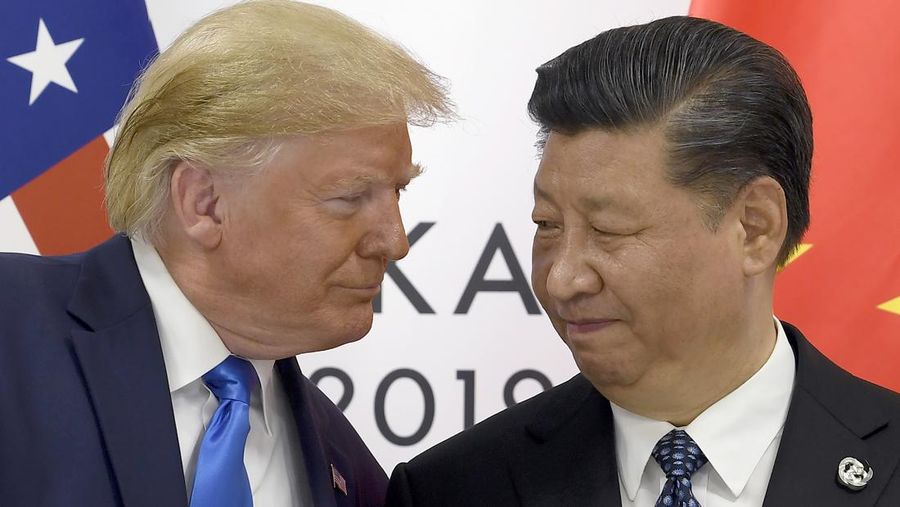 Presiden AS Donald Trump, kiri, bertemu dengan Presiden China Xi Jinping selama pertemuan di sela-sela KTT G-20 di Osaka, Jepang. (AP Photo/Susan Walsh/File Foto)