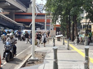 Pejalan Kaki Keluhkan Galian di Kuningan Jaksel: Bikin Jalanan Licin-Berdebu