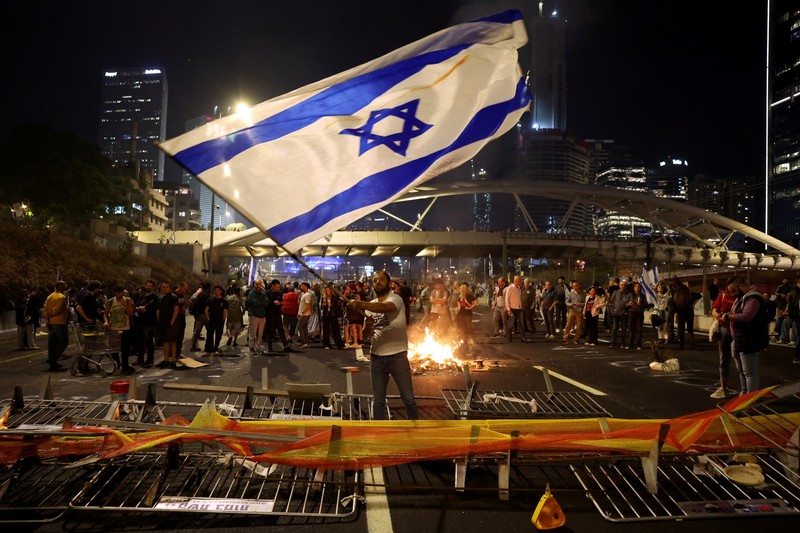 Ribuan warga Israel turun ke jalan menggelar aksi demonstrasi, usai Perdana Menteri Benjamin Netanyahu memecat Menteri Pertahanan Yoav Gallant pada Selasa (5/11). (REUTERS/Ammar Awad) Ribuan warga Israel turun ke jalan menggelar aksi demonstrasi, usai Perdana Menteri Benjamin Netanyahu memecat Menteri Pertahanan Yoav Gallant pada Selasa (5/11). (REUTERS/Ammar Awad)