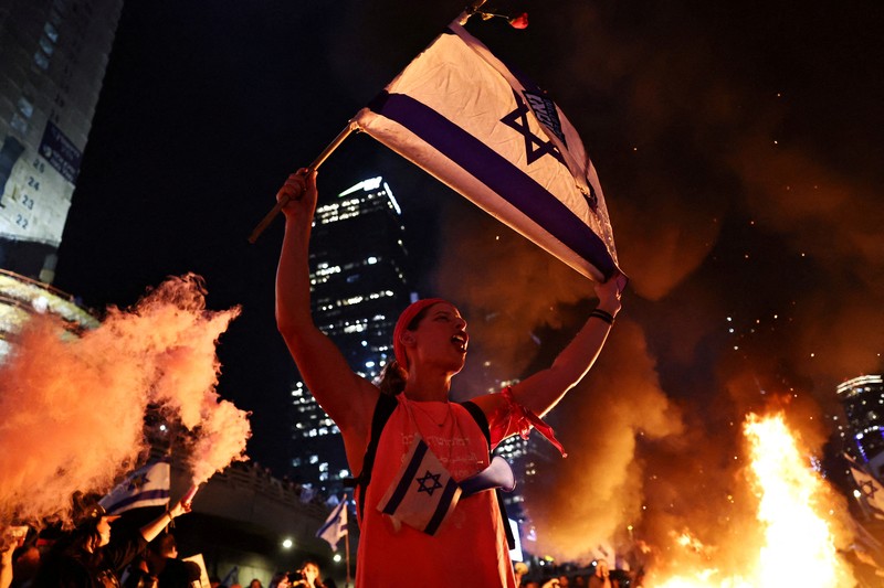 Ribuan warga Israel turun ke jalan menggelar aksi demonstrasi, usai Perdana Menteri Benjamin Netanyahu memecat Menteri Pertahanan Yoav Gallant pada Selasa (5/11). (REUTERS/Ammar Awad) Ribuan warga Israel turun ke jalan menggelar aksi demonstrasi, usai Perdana Menteri Benjamin Netanyahu memecat Menteri Pertahanan Yoav Gallant pada Selasa (5/11). (REUTERS/Ammar Awad)
