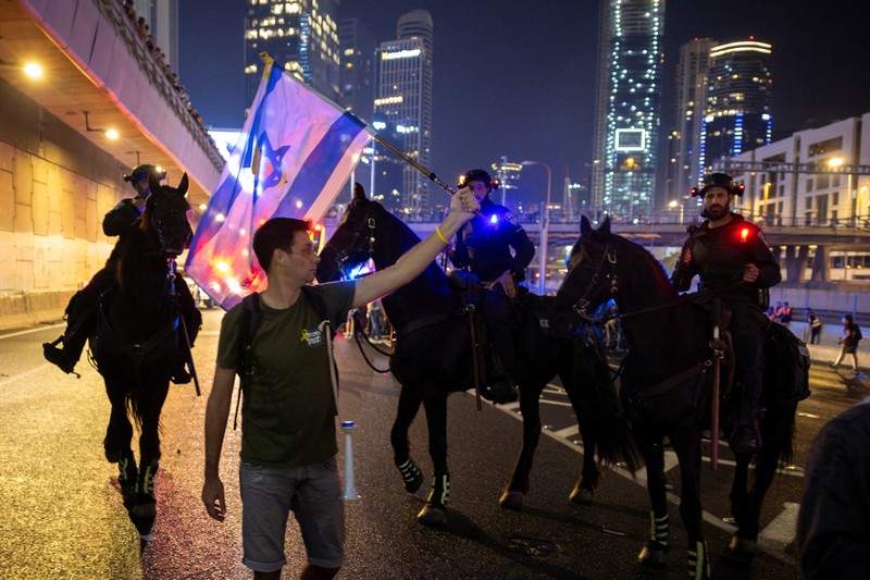 Ribuan warga Israel turun ke jalan menggelar aksi demonstrasi, usai Perdana Menteri Benjamin Netanyahu memecat Menteri Pertahanan Yoav Gallant pada Selasa (5/11). (REUTERS/Ammar Awad) Ribuan warga Israel turun ke jalan menggelar aksi demonstrasi, usai Perdana Menteri Benjamin Netanyahu memecat Menteri Pertahanan Yoav Gallant pada Selasa (5/11). (REUTERS/Ammar Awad)