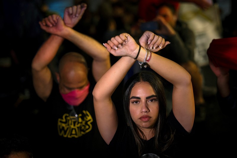 Ribuan warga Israel turun ke jalan menggelar aksi demonstrasi, usai Perdana Menteri Benjamin Netanyahu memecat Menteri Pertahanan Yoav Gallant pada Selasa (5/11). (REUTERS/Ammar Awad) Ribuan warga Israel turun ke jalan menggelar aksi demonstrasi, usai Perdana Menteri Benjamin Netanyahu memecat Menteri Pertahanan Yoav Gallant pada Selasa (5/11). (REUTERS/Ammar Awad)