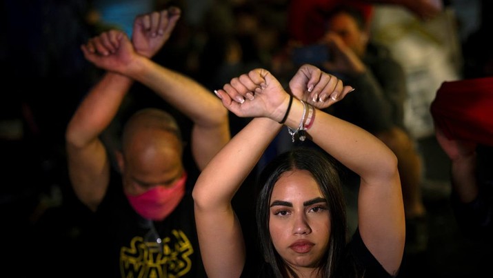 Ribuan warga Israel turun ke jalan menggelar aksi demonstrasi, usai Perdana Menteri Benjamin Netanyahu memecat Menteri Pertahanan Yoav Gallant pada Selasa (5/11). (REUTERS/Thomas Peter TPX IMAGES OF THE DAY)
