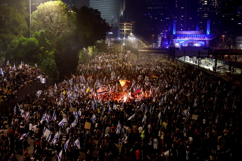 Ribuan warga Israel turun ke jalan menggelar aksi demonstrasi, usai Perdana Menteri Benjamin Netanyahu memecat Menteri Pertahanan Yoav Gallant pada Selasa (5/11). (REUTERS/Ammar Awad)