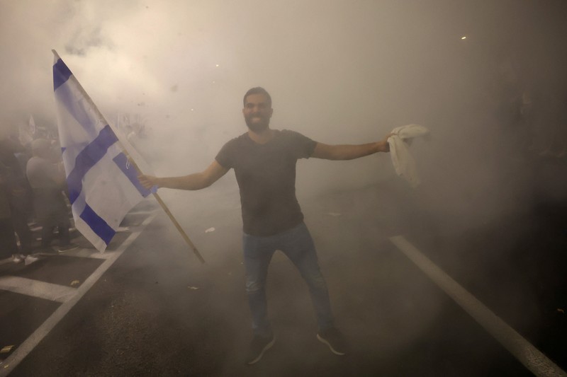 Ribuan warga Israel turun ke jalan menggelar aksi demonstrasi, usai Perdana Menteri Benjamin Netanyahu memecat Menteri Pertahanan Yoav Gallant pada Selasa (5/11). (REUTERS/Ammar Awad) Ribuan warga Israel turun ke jalan menggelar aksi demonstrasi, usai Perdana Menteri Benjamin Netanyahu memecat Menteri Pertahanan Yoav Gallant pada Selasa (5/11). (REUTERS/Ammar Awad)