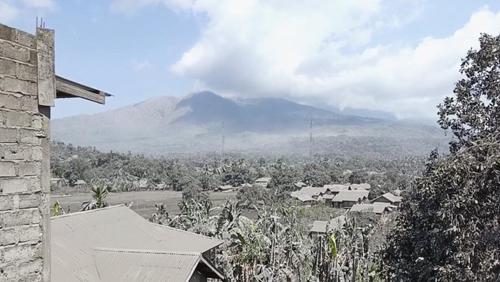 Sedikitnya 10 orang tewas akibat letusan Gunung Lewotobi Laki-laki di Kabupaten Flores Timur, Nusa Tenggara Timur. Jumlah korban jiwa diperkirakan masih akan terus meningkat, Rabu (6/11/2024). (AP Photo)