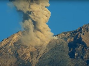 Video Gunung Semeru Erupsi Luncurkan Material Vulkanik Setinggi 500 M