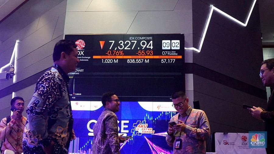 Seorang pengunjung Bursa Efek Indonesia berdiri di depan papan elektronik yang menampilkan daftar indeks saham, Kamis, (7/11/2024). (վ/Muhammad Sabki)