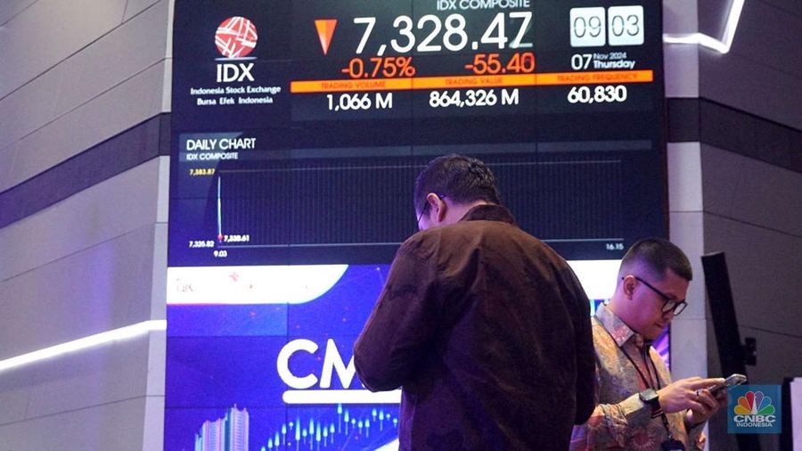Seorang pengunjung Bursa Efek Indonesia berdiri di depan papan elektronik yang menampilkan daftar indeks saham, Kamis, (7/11/2024). (CNBC Indonesia/Muhammad Sabki)