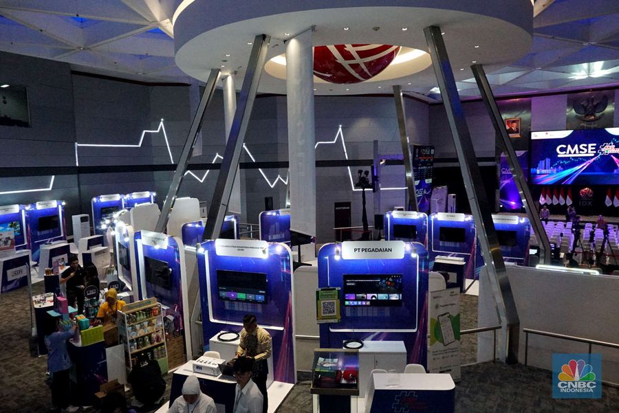 Seorang pengunjung Bursa Efek Indonesia berdiri di depan papan elektronik yang menampilkan daftar indeks saham, Kamis, (7/11/2024). (CNBC Indonesia/Muhammad Sabki)