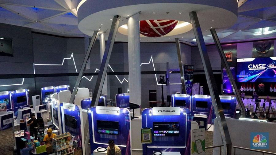 Seorang pengunjung Bursa Efek Indonesia berdiri di depan papan elektronik yang menampilkan daftar indeks saham, Kamis, (7/11/2024). (վ/Muhammad Sabki)